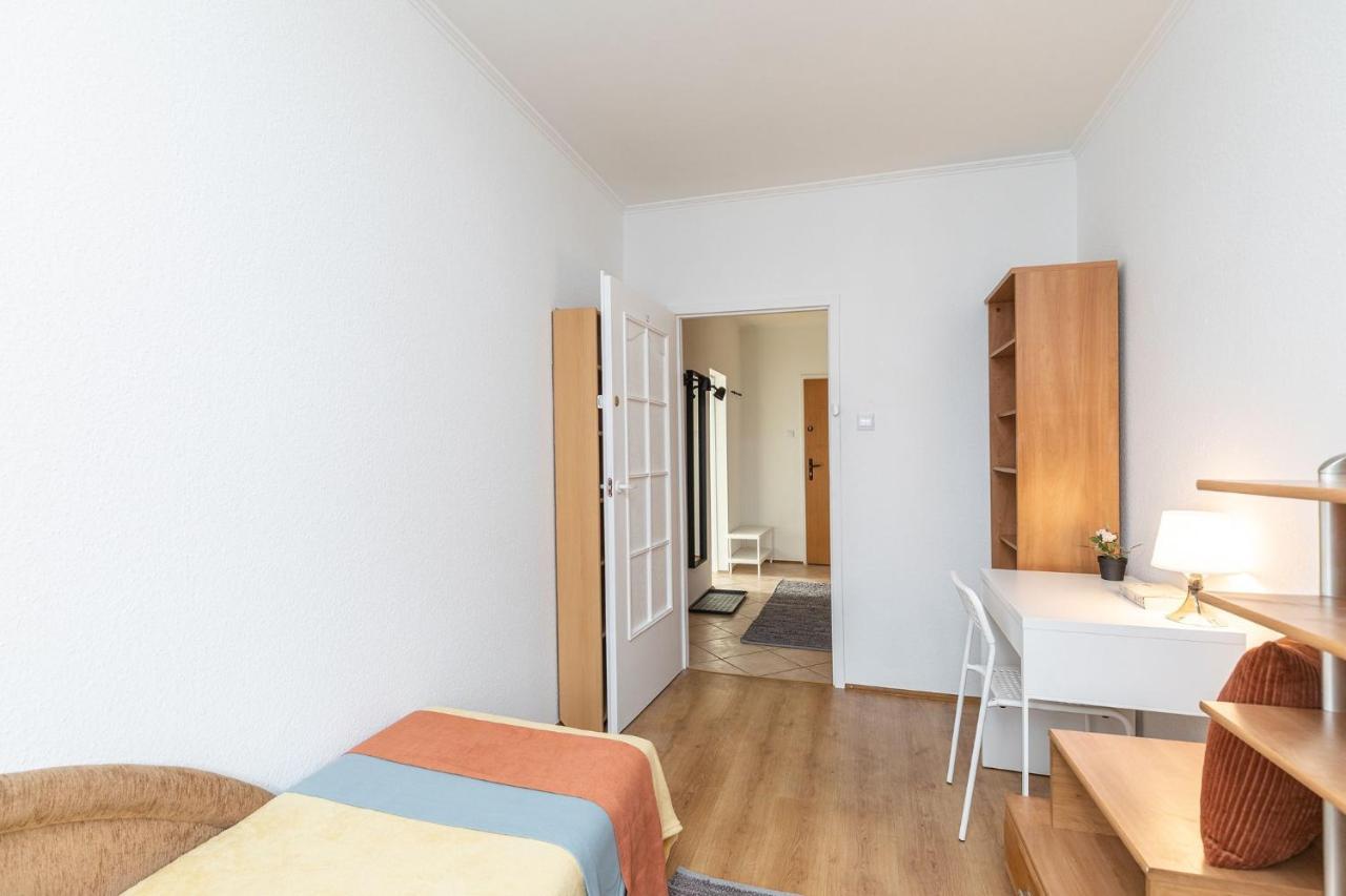 Room, Pirenejska 20 Cozy Rooms Warszawa Exteriör bild
